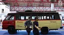 Pengunjung melewati kendaraan yang dipajang dalam pameran Indonesia Classic N Unique Bus 2019 di JIExpo Kemayoran, Jakarta, Rabu (20/3). Pameran ini bertajuk ‘Legenda Transportasi Indonesia’. (Liputan6.com/Immanuel Antonius)
