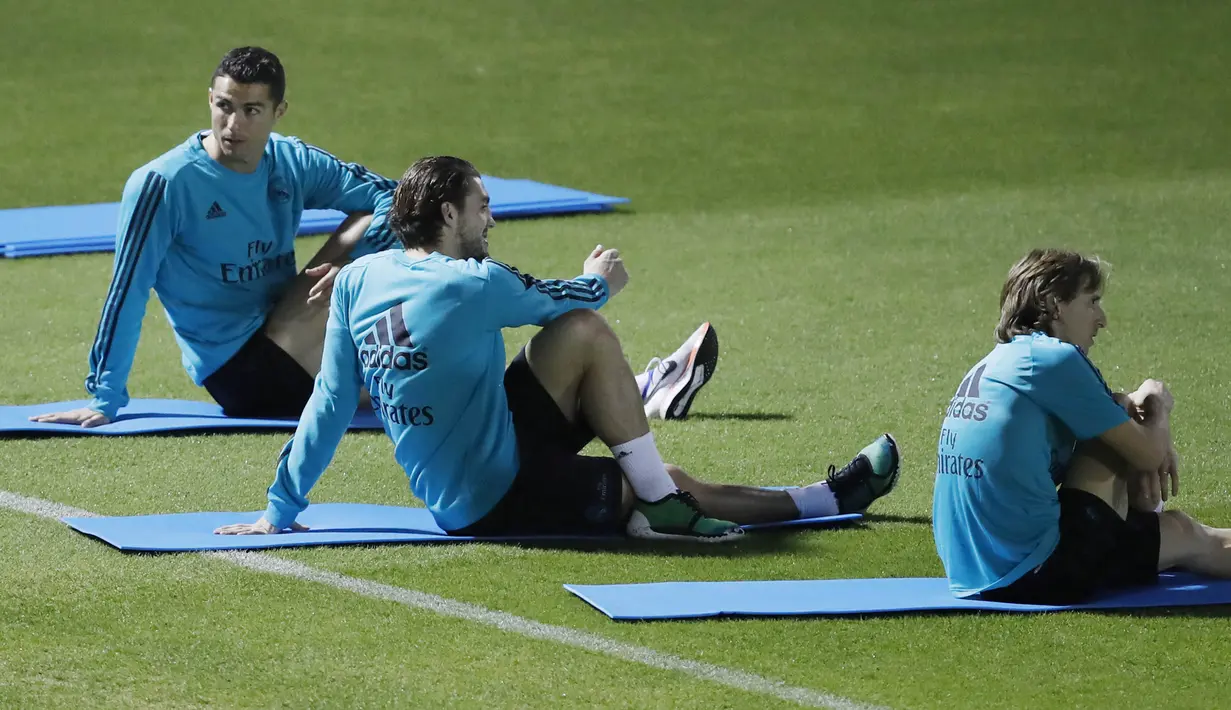 Pemain Real Madrid, Cristiano Ronaldo, Mateo Kovacic, dan Luka Modric, saat latihan jelang laga final Piala Dunia Antarklub 2017 di Abu Dhabi, Kamis (14/12/2017). Real Madrid akan berhadapan dengan Gremio. (AP/Hassan Ammar)