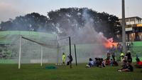 Satu di antara sudut Stadion Gajayana, Malang, di mana Aremania menyalakan flare dan petasan saat latihan berjalan, Minggu (19/5/2019). (Bola.com/Iwan Setiawan)
