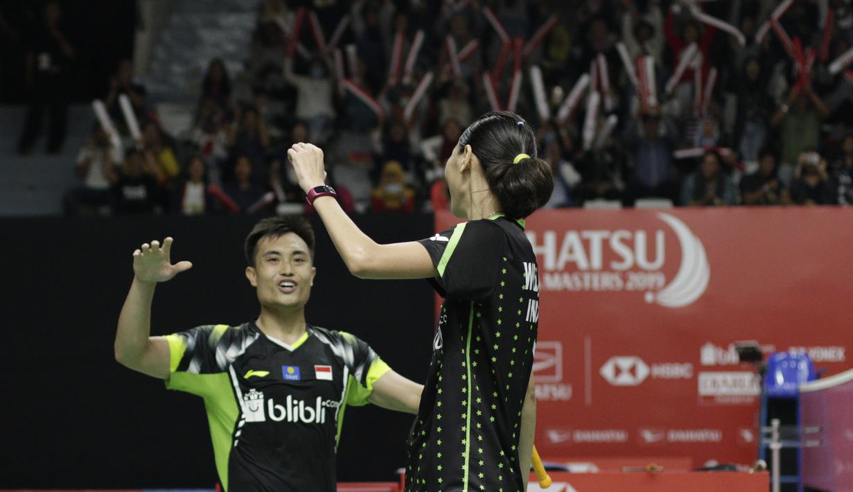 Pebulutangkis Indonesia, Hafiz Faizal / Gloria Widjaja, merayakan kemenangan atas pasangan Malaysia pada Indonesia Masters 2019 di Istora Senayan, Jakarta, Selasa (22/1). Hafiz / Gloria lolos ke babak kedua. (Bola.com/M. Iqbal Ichsan)
