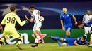 Pemain Juventus, Paulo Dybala, berusaha menaklukkan kiper Dinamo Zagreb dalam laga kedua Grup H Liga Champions di Stadion Maksimir, Rabu (28/9/2016) dini hari WIB. (AFP)