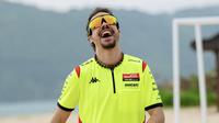 Franco Morbidelli bermain voli pantai di sela-sela track day di Sirkuit Mandalika, Lombok. (X/Pertamina Enduro VR46 Racing Team)