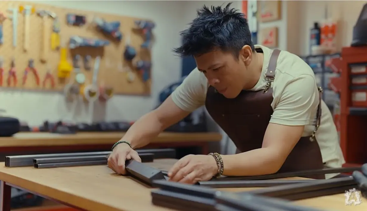 Meski hanya dilakukan di waktu senggang, bapak satu anak ini tampak serius menjalani hobi kayunya tersebut. Sama seperti hobi lainnya seperti merakit gundam dan otomotif, wood working juga ia buatkan konten di kanal YouTube pribadinya. (Liputan6.com/YouTube/Ariel Noah)