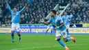 Newcastle sempat unggul lebih dahulu. Mereka berhasil mencetak gol melalui Harvey Barnes. Namun Man City bisa menyamakan skor berkat gol Savinho. Brace dari Omar Marmoush kemudian menyegel kemenangan atas Newcastle. (AP Photo/Ian Hodgson)
