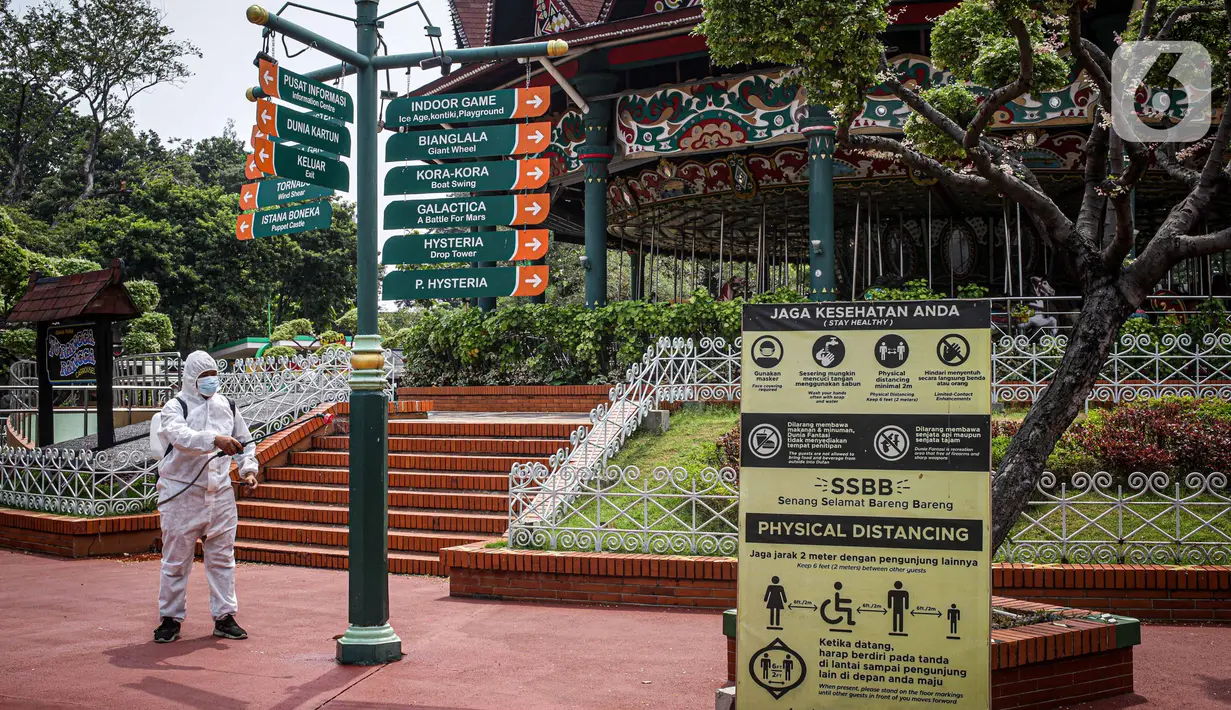 Petugas menyemprotkan disinfektan di  Fantasi, Taman Impian Jaya Ancol, Jakarta, Sabtu (11/10/2021).  Taman Impian Jaya Ancol menjadi salah satu dari 20 destinasi wisata yang direkomendasikan beroperasi kembali dalam uji coba. (Liputan6.com/Faizal Fanani)