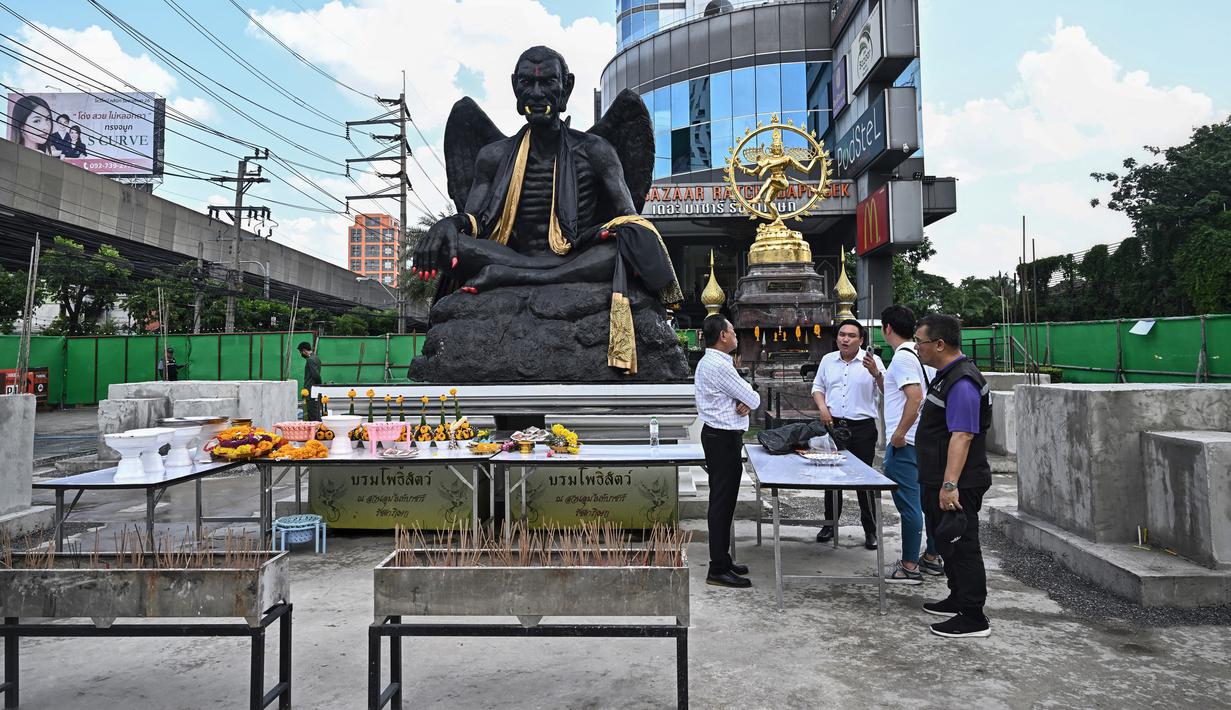 Pihak berwenang Bangkok telah memerintahkan penyelidikan setelah patung Kru Kai Kaew setinggi lima meter - seorang pria botak seperti gargoyle yang sedang duduk bersila - dipasang pada awal bulan ini di luar Hotel Bazaar yang merupakan hotel berbintang empat. (Lillian SUWANRUMPHA / AFP)