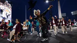 Parade kontingen Indonesia saat upacara pembukaan Pralimpiade Paris 2024 yang berlangsung di jalan raya ikonis Kota Paris, Place de la Concorde, Paris, Prancis, Rabu (28/08/2024) waktu setempat. (AFP/Franck Fife)