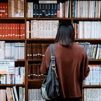 Rayakan momen libur akhir tahun dengan berburu buku di Big Bad Wolf Books” (BBW) Mall Alam Sutera. (Pexels: Abby Chung)