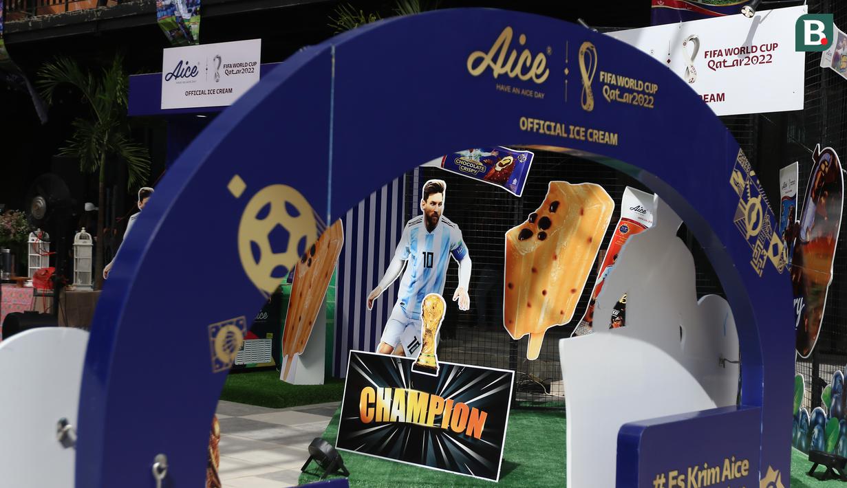 Aice menunjuk Lionel Messi sebagai brand ambassador-nya karena terinspirasi dari kisah sukses bintang Timnas Argentina tersebut. Menurut Brand Manajer Aice, Sylvana Zhong Messi telah menginspirasi lewat semangat dan kerja kerasnya. (Bola.com/Bagaskara Lazuardi)