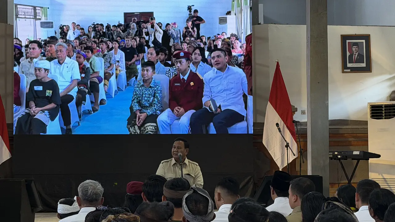 Presiden Prabowo Subianto saat meninjau Sekolah Rakyat Menengah Pertama (SRMP) 17 Tabanan, Bali, Minggu (7/6/2026).