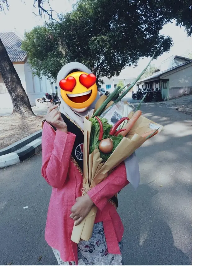 6 Buket Bunga Isi Bahan Makanan Ini Nyeleneh Banget, Bikin Tepuk Jidat