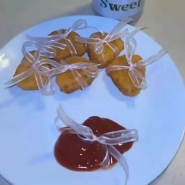 6 Potret Hiasan Makanan Nyeleneh Ini Bikin Tepuk Jidat, Estetik Tapi Kocak