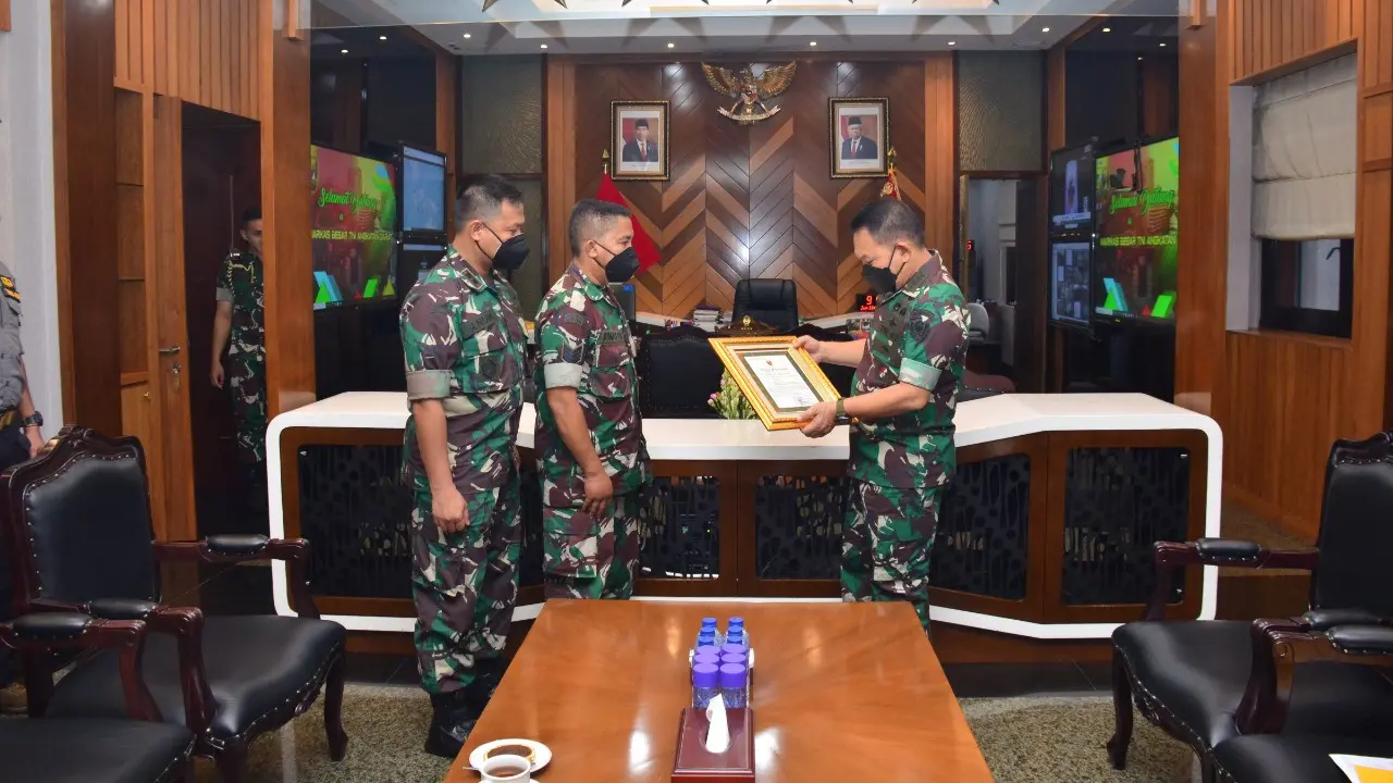 Kepala Staf Angkatan Darat (KSAD) Jenderal TNI Dudung Abdurachman memberikan penghargaan kepada Babinsa 1705/Cikijing Kodim 0617/Majalengka, Serma Junaidi atas aksi heroiknya yang membekuk pencuri kendaraan bermotor.