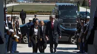 Menteri Pertahanan AS James Mattis dan Menteri Luar Negeri RI Retno Marsudi berjalan bersama setibanya di Pentagon, Senin (26/3). Kedatangan Menlu Retno untuk membahas beberapa bidang isu yang menjadi perhatian kedua negara (sumber: DoD)