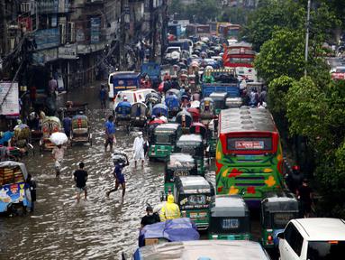 Sebuah jalan yang tergenang banjir di Dhaka, Bangladesh (21/7/2020). Hujan lebat monsun pada Selasa (21/7) meluluhlantakkan Dhaka, ibu kota Bangladesh, dengan beberapa kendaraan terperangkap di jalanan yang tergenang air dan orang-orang terjebak di rumah mereka akibat banyak daerah dataran rendah ya
