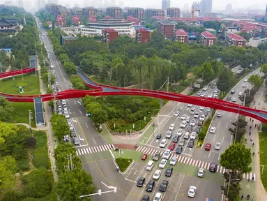 Foto dari udara menunjukkan bagian dari "jalur hijau" di Kota Tangshan, Provinsi Hebei, China utara (10/7/2020). Fase pertama dari proyek "jalur hijau" ini, yang meliputi delapan jembatan wisata dan menghubungkan beberapa taman kota, telah memasuki tahap operasional uji coba. (Xinhua/Yang Shiyao)