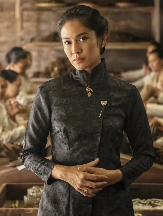 Melalui serial Gadis Kretek, kebaya model janggan yang dikenakan Dian Sastrowardoyo sebagai pemeran utama menjadi populer. Banyak masyarakat yang menjadikannya inspirasi berkebaya.
[@hagaipakan]