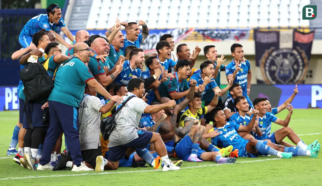 Pemain Persib Bandung merayakan kemenangan atas Persija Jakarta pada laga pekan ke-28 Liga 1 2023/2024 di Stadion Si Jalak Harupat, Bandung, Sabtu (9/3/2024). (Bola.com/M Iqbal Ichsan)
