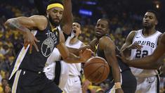 Para pemain Warriors berebut bola dengan pemain San Antonio Spurs pada game kedua putaran pertama playoffs NBA Basketball di Oracle Arena, Oakland, California, (16/4/2018). Warriors menang 116-101. (AP/Ben Margot)
