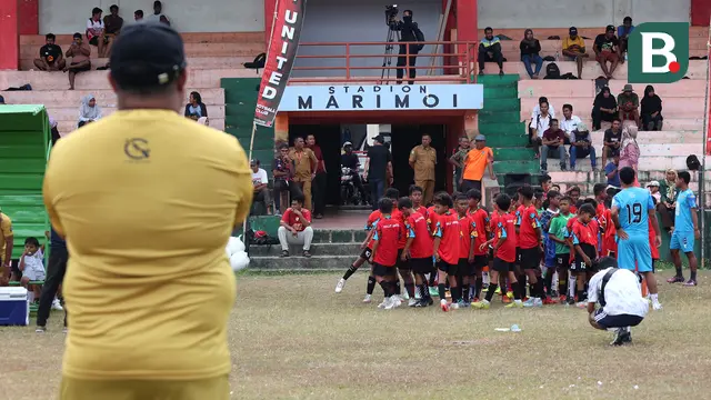 Foto: Malut United Gelar Coaching Clinic dan Latihan di Stadion dengan Pemandangan yang Indah