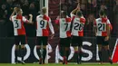 Para pemain Feyenoord merayakan kemenangan atas Napoli pada laga Liga Champions di Stadion Kuip, Rotterdam, Rabu (6/12/2017). Feyenoord menang 2-1 atas Napoli. (AP/Peter Dejong)