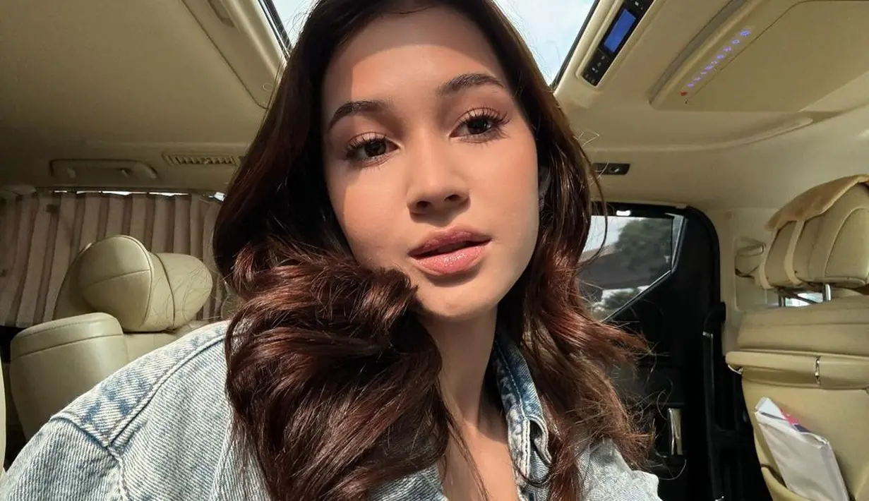 Sandrina Michelle hadirkan pesona yang memikat dengan latina makeup bernuansa nude. Menampilkan bulu mata lentik dengan full lips [@sandrinna_11]