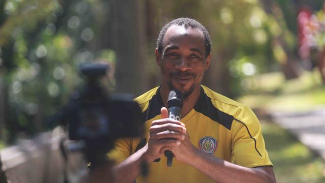 Wawancara Gelandang Arema Cronus Lancine Kone asal Mali yang religius bercerita tentang petualangan karier sepak bolanya dan bagaimana dia mengagumi striker Manchester United.