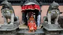 Dewi Hidup, Kumari Unikia Bajracharya saat dipersiapkan untuk mengikuti festival untuk Rato Machhindranath di Lalitpur, Nepal, (10/5). Kumari ini akan kembali normal ketika mereka beranjak dewasa dan mengalami menstruasi. (REUTERS/Navesh Chitrakar)
