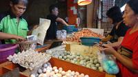 Erman (28), pedagang telur di Pasar Kebayoran Lama, Jakarta Selatan. (Maulandy/Liputan6.com)