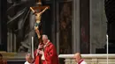 Paus Fransiskus memegang salib ketika prosesi Jumat Agung memperingati penyiksaan Yesus sebelum disalibkan di Basilika Santo Petrus, Vatikan, Jumat (19/4). (AP Photo/Alessandra Tarantino)