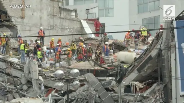 Penelusuran runtuhan gedung di Meksiko pasca gempa masih terus dilakukan. Tim penyelamat mencari korban yang mungkin masih terjebak.