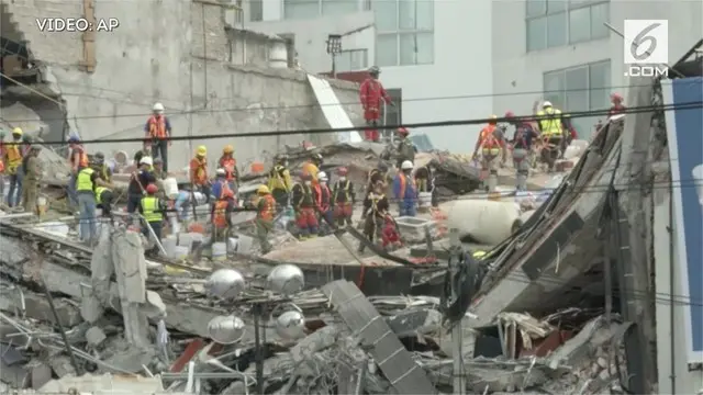 VIDEO: Tim Penyelamat Menelusuri Runtuhan Gedung di Meksiko