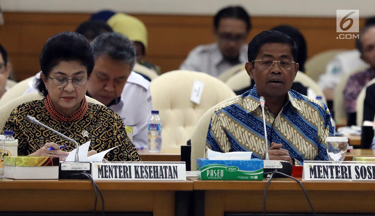 Menteri Sosial Idrus Marham (kanan) bersama Menteri Kesehatan Nila F Moeloek (kedua kanan) saat mengikuti rapat konsultasi dengan pimpinan DPR di Kompleks Parlemen, Jakarta, Kamis (1/2). (Liputan6.com/JohanTallo)
