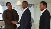 Menpora RI, Dito Ariotedjo (kiri) menyambut kehadiran Patrick Kluivert dan Denny Landzaat di Kantor Kemenpora RI, Jakarta, Senin (13/1/2025). (Dok. PSSI)