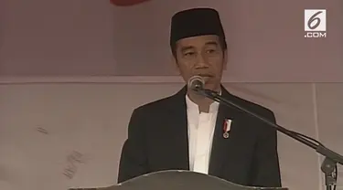 Presiden Joko Widodo atau Jokowi menunaikan salat Idul Adha 1438 Hijriah bersama masyarakat di Lapangan Merdeka, Sukabumi, Jabar, Jumat.
