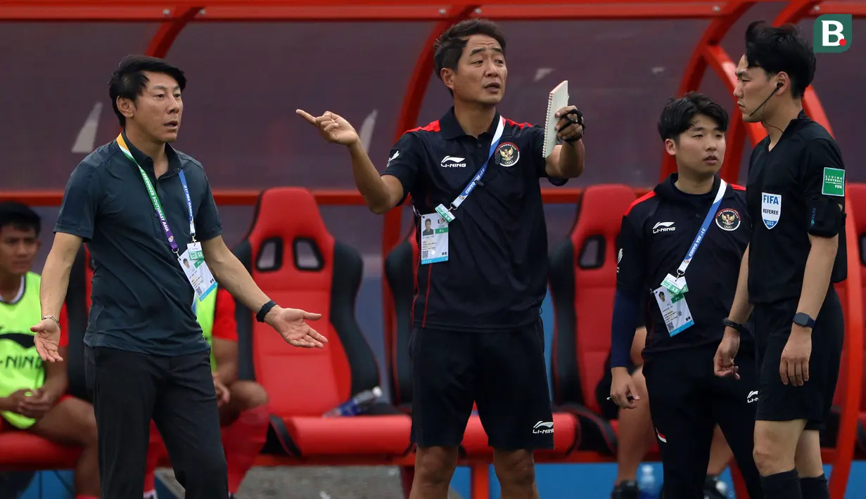 Namun, keputusan wasit ternyata berbeda dengan memberikan bola 'out' kepada Filipina. Shin Tae-yong pun langsung bereaksi atas keputusan tersebut. (Bola.com/Ikhwan Yanuar)