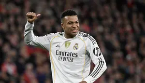 Penyerang Real Madrid asal Prancis, Kylian Mbappe, memberi isyarat saat laga La Liga melawan Athletic Bilbao di San Mames, Bilbao, 3 Desember 2025. (ANDER GILLENEA / AFP)