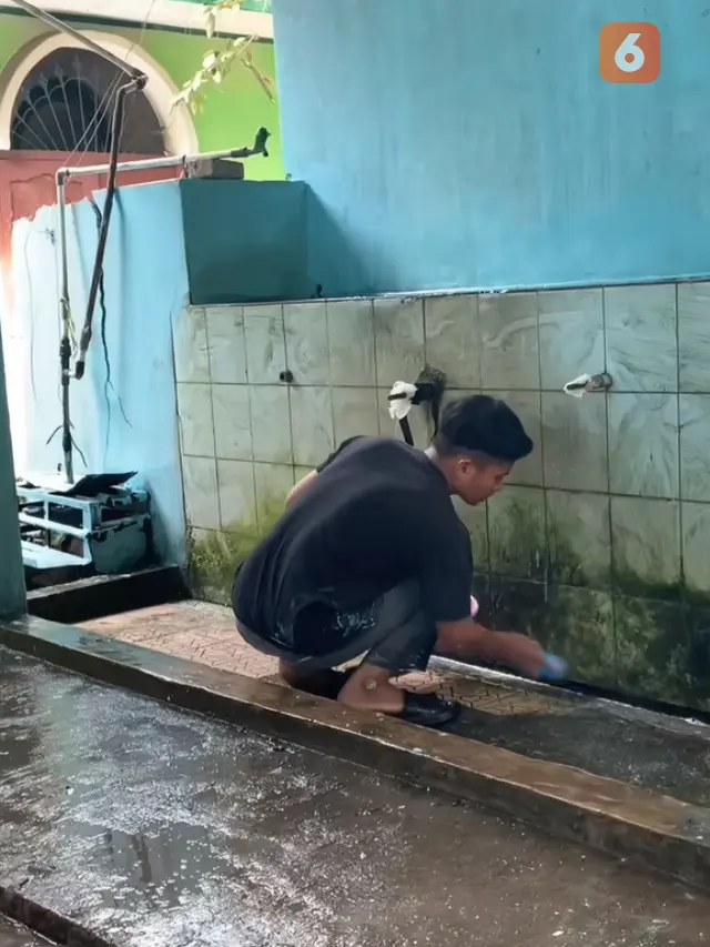 Cecep Abdullah, pemuda Sukabumi viral dengan aksinya keliling bersihkan masjid-masjid (Liputan6.com/Istimewa).
