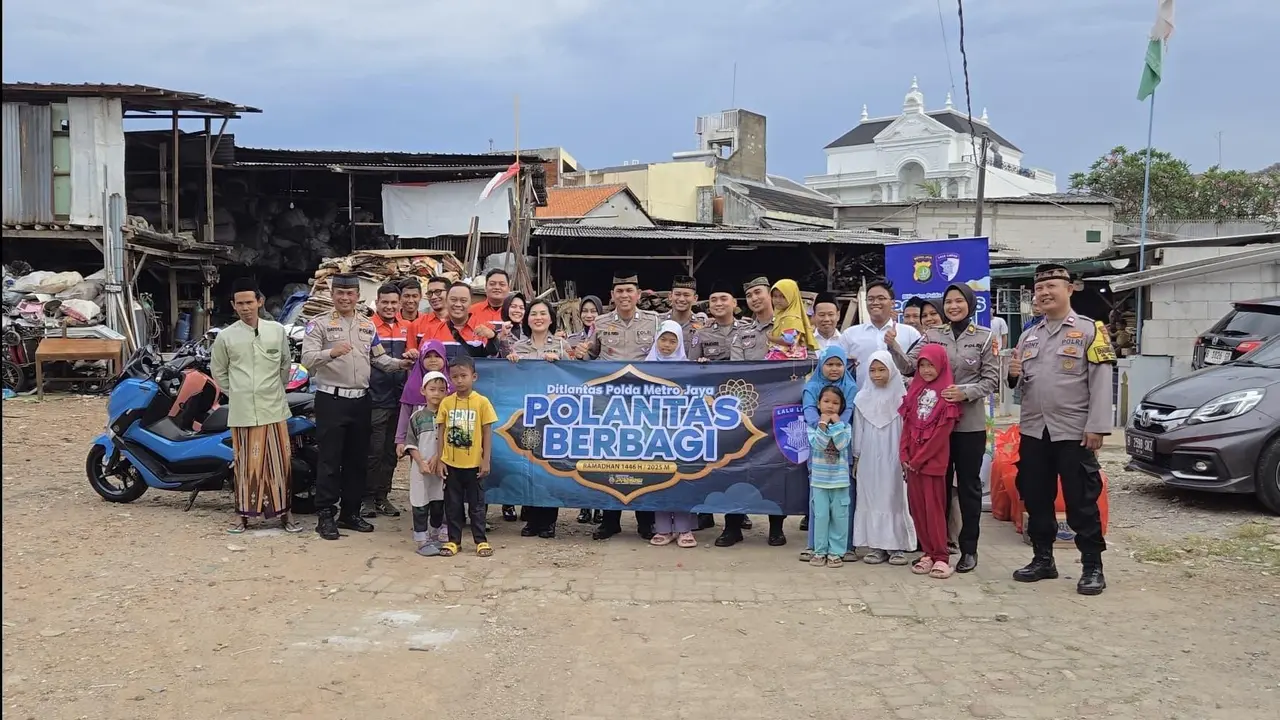 Direktorat Lalu Lintas (Ditlantas) Polda Metro Jaya membagikan makanan berbuka puasa dan buku cerita anak kepada masyarakat di kawasan permukiman padat, Sabtu (15/3/2025). (Liputan6.com/Ady Anugrahadi)