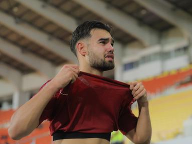 Jens Raven tampak tidak bisa menyembunyikan kesedihannya usai Timnas Indonesia U-22 dipastikan gagal lolos ke semifinal SEA Games 2025 ketika bermain di Stadion 700th Anniversary, Chiang Mai, Jumat (12/12/2025) malam WIB.