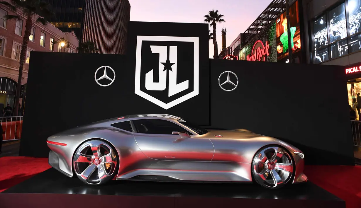 Mobil konsep Mercedes Benz AMG Vision Gran Turismo terlihat di karpet merah saat pemutaran film Justice League di Hollywood, California (13/1). Mobil ini akan digunakan Superhero Batman, Bruce Wayne yang diperankan oleh Ben Affleck. (AFP Photo/Robyn Beck)