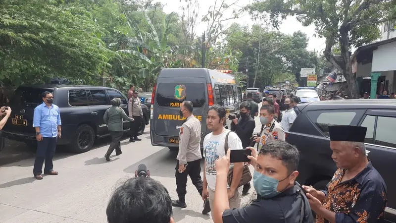 Tim Inafis Polda Jateng dan Petugas Pomdam IV/ Diponegoro melakukan olah TKP meninggalnya Kopda Muslimin, otak percobaan pembunuhan istrinya. (Foto: Liputan6.com/Felek Wahyu)