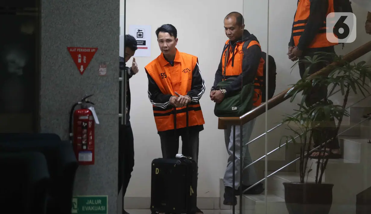 Selain mengamankan beberapa pihak terkait, KPK juga menyita barang bukti, yakni sejumlah dokumen serta uang tunai senilai ratusan juta rupiah. Tampak dalam foto, Bupati Rejang Lebong, Muhammad Fikri Thobari, saat digiring petugas menuju mobil tahanan usai menjalani pemeriksaan di Gedung Merah Putih Komisi Pemberantasan Korupsi (KPK), Jumat (11/3/2026) dini hari WIB. (Liputan6.com/Helmi Fithriansyah)