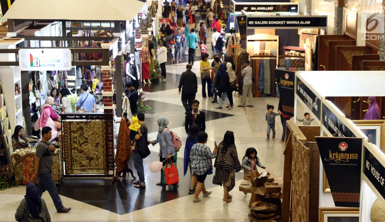 Pengunjung melihat-lihat kerajinan yang dipamerkan pada stand-standKriyaNusa 2018 di Jakarta Convention Center, Jakarta, Sabtu (29/9). Pameran yang digagas Dewan Kerajinan Nasional berlangsung hingga 30 September. (Liputan6.com/Helmi Fithriansyah)