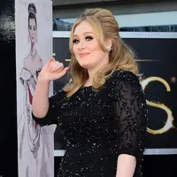 Bahkan sumber juga mengatakan, Adele pun menggunakan bahasa tubuh ketika berbincang dengan suaminya, Simon Konecki. Namun kerusakan pita suara itu sangat membuat Adele terluka. (AFP/FREDERIC J. BROWN)
