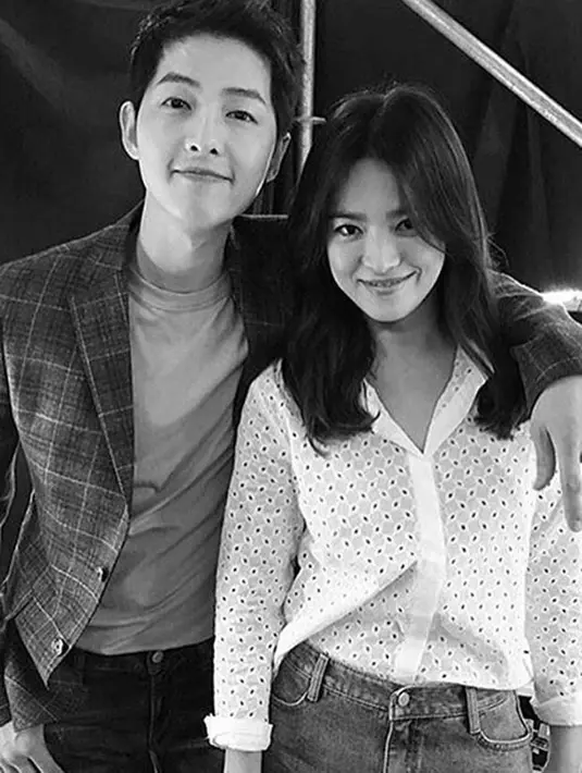 Di salah satu foto yang beredar, tampak Song Joong Ki tengah berjalan di depan Song Hye Kyo. Foto yang lain memperlihatkan bahwa kala itu Song Hye Kyo sedang mengumbar senyum bersama sang kekasih. (Instagram/allkdrama)
