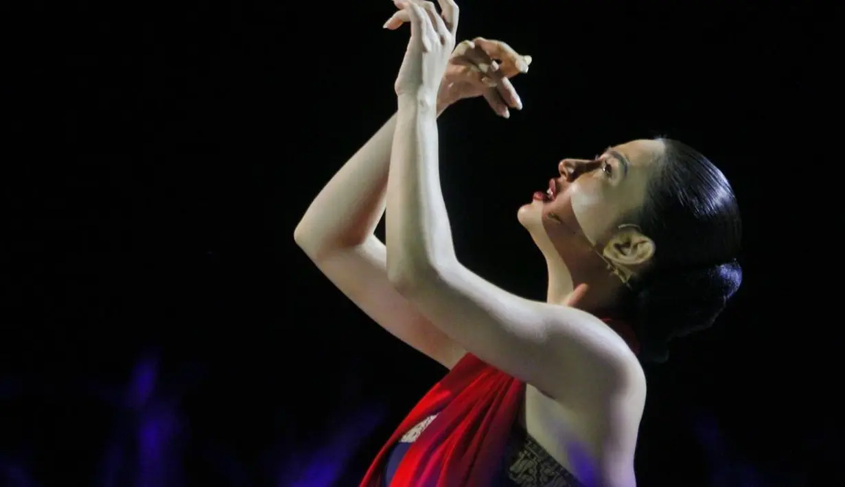 Monolog yang dibawakan Ariel Tatum berkisah tentang kehidupan seorang ronggeng. Ariel Tatum pun menari dengan elok di atas panggung. [Foto: Instagram/images_aa]