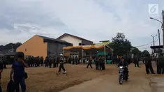 Sejumlah prajurit TNI terlihat di kediaman salah seorang paman Bobby Nasution, di Medan Johor, Sumatera Utara, Selasa (21/11). Putri Presiden Jokowi, Kahiyang Ayu, akan menjalani acara adat pemberian Boru Siregar. (Liputan6.com/Aditya Eka Prawira)