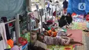 Warga korban banjir mengungsi di Halte Transjakarta Jembatan Baru, Cengkareng, Jakarta, Jumat (3/1/2020). Warga sekitar terpaksa mengungsi ke Halte Transjakarta Jembatan Baru karena rumah mereka masih terendam banjir. (Liputan6.com/Angga Yuniar)
