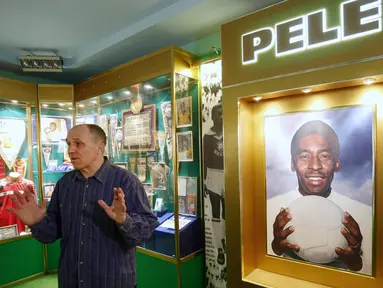 Pendiri Museum Pele,  Nikolai Khudobin saat menceritakan tentang Museum Pele di Lugansk, Ukraina Timur (17/3/2016). Museum ini masih kokoh berdiri selama 2 tahun meski berada di zona perang Ukraina. (AFP Photo/Aleksey Filippov)